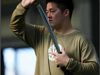 【画像】DeNA牧、日本刀で武装