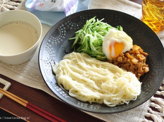 豚バラ焼き肉用を刻んで作る絶品！汁まで一滴残らず飲み干したい【豆乳坦々つけそうめん】