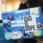 IT系職場に必ず居るノーパソのフタ側に糞ダサシールいっぱい貼ってるやつｗｗｗｗｗ