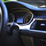 【悲報】ワイの車の前に鬼滅おばさん現る