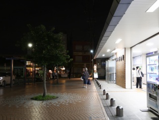 送迎の車やタクシーの並ぶ夜のJR河内磐船駅【交野の日常】