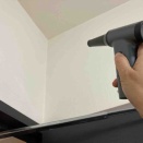 《冷蔵庫のすき間や窓のサッシ…「エアダスター」で家じゅうピカピカ！手を濡らさず、冬の掃除がラク》