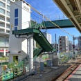 小田急の向ヶ丘遊園駅で建設が進む歩道橋 線路とはどれぐらい接近しているのか