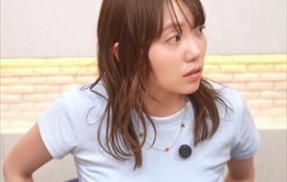 小原好美が自分のチャンネルのサムネで、ぴっちぴちの服着てるやつ・・・