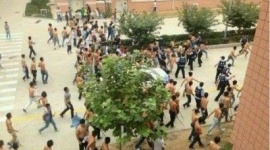 【中国】富士康（フォックスコン）工場で鉄パイプや刃物などを手に数百人が大乱闘！死者が出たとの報道も