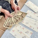年金だけで生活して 雀の涙