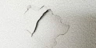 【この穴は…】初めて彼女の部屋に入れて貰ったら…壁に妙なへこみが。ぶつけた跡とかでは無く…これって。