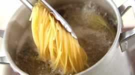 パスタを茹でる時、お湯に塩を入れても意味が無いことが判明