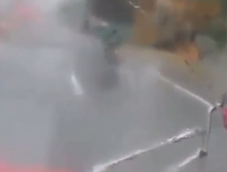 舐めてんじゃねーぞ？とある雨の日のバイクとトラックの仁義なき戦い。海外の反応