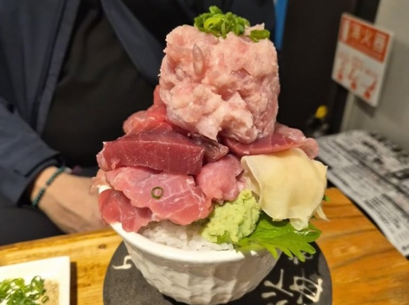 外国人「日本で食べた2000円の大盛り海鮮丼を見てくれ！」