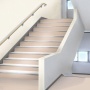【画像】「ビル内で、妙に波打った手すりの階段があった。またデザイン優先で使いにくいのかよ…」　→　試しに使った結果、とんでもないことにｗｗｗｗ