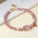 神秘の輝きをまとう：紫淡水パールと水晶のレディースブレスレット