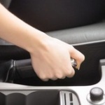 嫁が車乗るとサイドブレーキ引いてあるんだけど言ってもやめてくれない・・・　 	