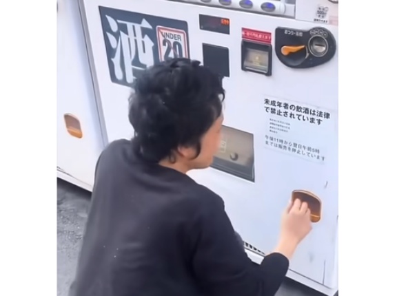 日本人が自動販売機の前でオカシクなってる映像が韓国で話題に！　韓国の反応。