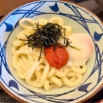 『丸亀製麺』で『釜玉うどん』1杯無料プレゼント！？『焼きたて 牛すき釜玉うどん』期間限定復活販売も！2月25日～27日。