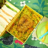 『パリパリに焼きあげた鶏肉が豪快贅沢にド～ン♪彩り野菜たっぷりカレー焼きそば　スパイス・ハーブ・カレーパウダー・焼きそば・お弁当料理　-Recipe No.1452-』の画像