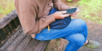 娘が高校からの帰り道、公園の近くを通った時に、そこから2歳ほどの子供が飛び出し、高齢の女性が運転するセニアカーと接触したそうだ。