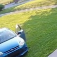 配達員が前庭の芝生を車で横切り玄関前まで乗り付ける防犯カメラ映像【海外の反応】