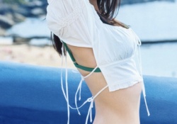 【朗報】日向坂46のOGさん、凄まじいワキ肉を晒してしまう