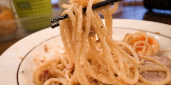 友人カップルとパスタ食いに行ったら友人(男)だけ箸食い。後日友人が別れたと聞いてどうしたのかと思えば「彼女のパスタの食い方が美味すぎて冷めた」