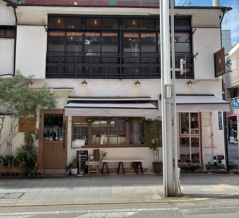 築80年の古民家をリノベーションしたお店、焼き菓子テイクアウトの「mogu mogu oven」。2階が「Dessert lab」というカフェになっています。