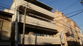 鍼灸専門学校４０歳代の元教員、国家試験会場でメイド服で教え子応援、学校側損害賠償訴訟→地裁「品位汚すとは言えない」