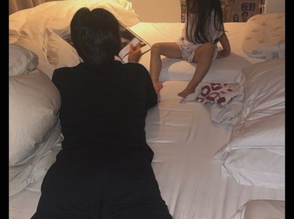 【画像】最近話題の板野友美の夫がヤバイ⋯なぜか寝室に新聞を貼ってしまう