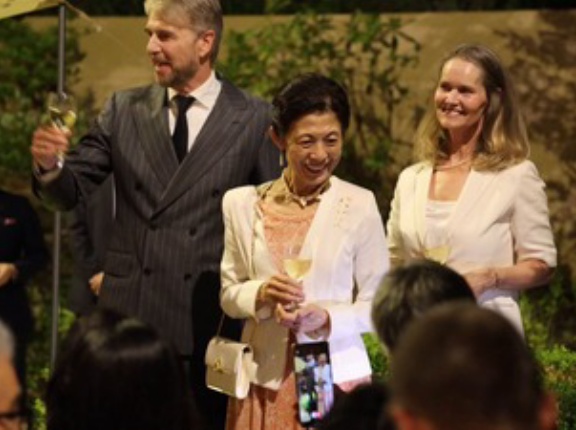 高円宮妃久子さま　デンマーク大使公邸にてガーデン・カクテルパーティーにご出席