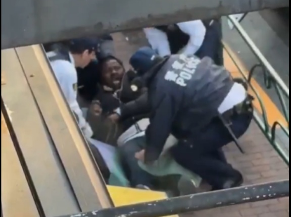 【日本】黒人が警官にシートで巻かれて拘束される映像が話題に！　海外の反応。