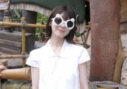 熱愛疑惑の筒井あやめ、ディズニー写真の筒井の隣に「男の腕時計」が写り込む