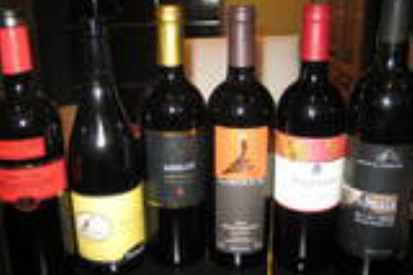 右手にワイングラス 左手にコントローラ