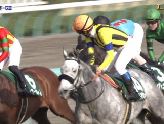 【競馬】 川田将雅ブチギレ！ 進路妨害の北村友一を馬上から怒鳴るｗｗｗｗ