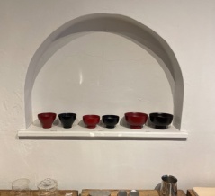 本日の銀座ショールームです。輪島キリモトのすぎ椀と、安比塗漆器工房の3.8寸汁椀・5寸そば椀を展示しております。ぜひ質感やサイズ感をお確かめになってくださいませ。