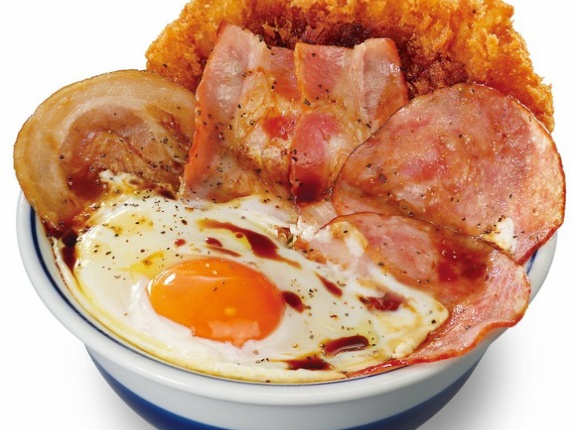 【かつや】“肉だらけ”メニュー登場！ロースカツ×チャーシュー×ベーコン×ソーセージ×目玉焼き「ウルトラエッグカツ丼」