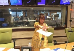 【乃木坂46】きいちゃんの後ろのスタッフも笑顔でほっこりするよな。。。※画像あり