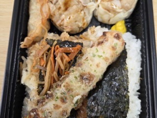 今日は暑い(--;)　きょうの昼メシはミニストップの｢のってる！大粒焼売のり弁当｣