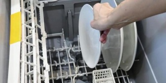 【愚痴】今度結婚する人から「便利な家事道具や家電は？」と聞かれたので「食洗器」と答えた。なぜか全否定されたんだけど…