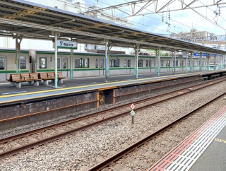 ホームドアの設置準備工事が進む小田急の向ヶ丘遊園駅に進捗はあるのか