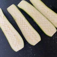 たまらないおいしさ！白ワイン香るズッキーニのステーキ風