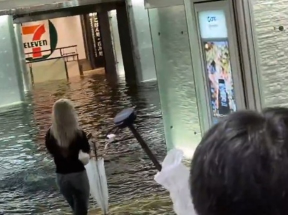 大雨で千葉が水没！駅の自販機が大変なことに