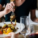 港区女子さん、年に140回も食事会をしてしまうwmwmwmwmwmw