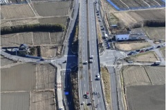 【国道50号】車十数台事故、1人死亡　荷台から茶葉、後続車スリップ