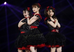 【画像】完成度たけえｗ生田×理々杏×葉月がベビーメタルｗｗｗ