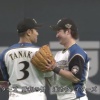 【朗報】日ハム田中賢介と渡邉諒、試合中にイチャつく