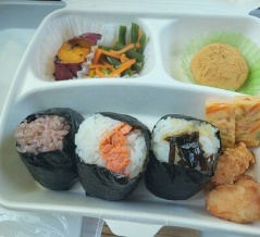 おむすび３個プレートランチ＋豚汁 テイクアウト！～ むつぼしマーケット（松任本店）