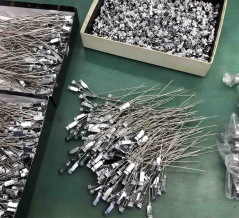 検品をしながら。