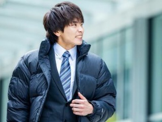 なぜ安っぽく見えてしまうのか…？ ダウンジャケット姿が垢抜けない人の意外な盲点