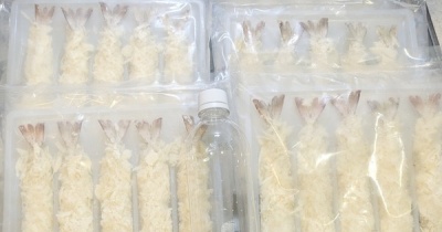大量の特大エビフライを揚げた