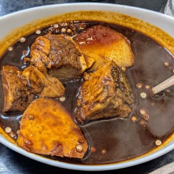 「デリー上野店」で月曜日替わり「牛バラ肉のカシミールカレー」（※牛塊バラ肉が美味い）