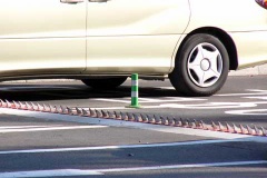 中央自動車道で逆走車が逃走　よけたトラック2台、ガードレール接触